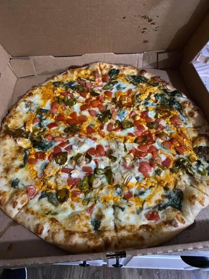 White pizza with chicken, spinach, tomato and jalapeno